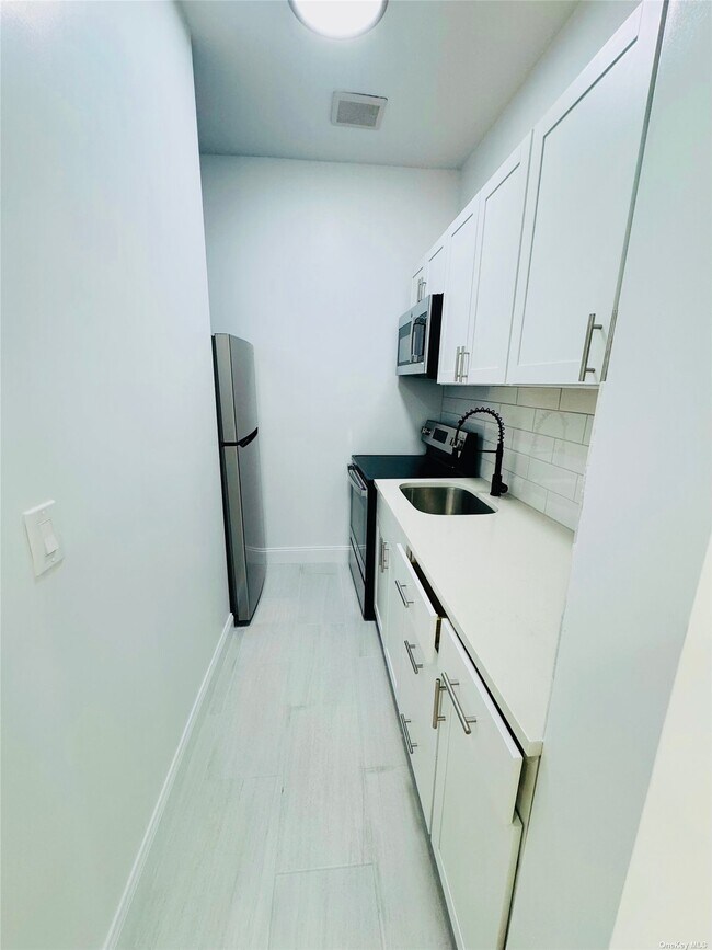 Foto del edificio - 2064 Bathgate Ave