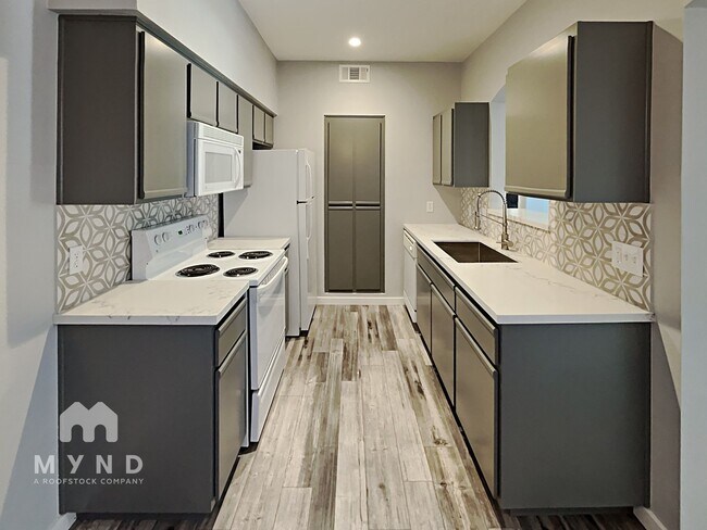 Foto del edificio - 6850 Sharlands Ave.