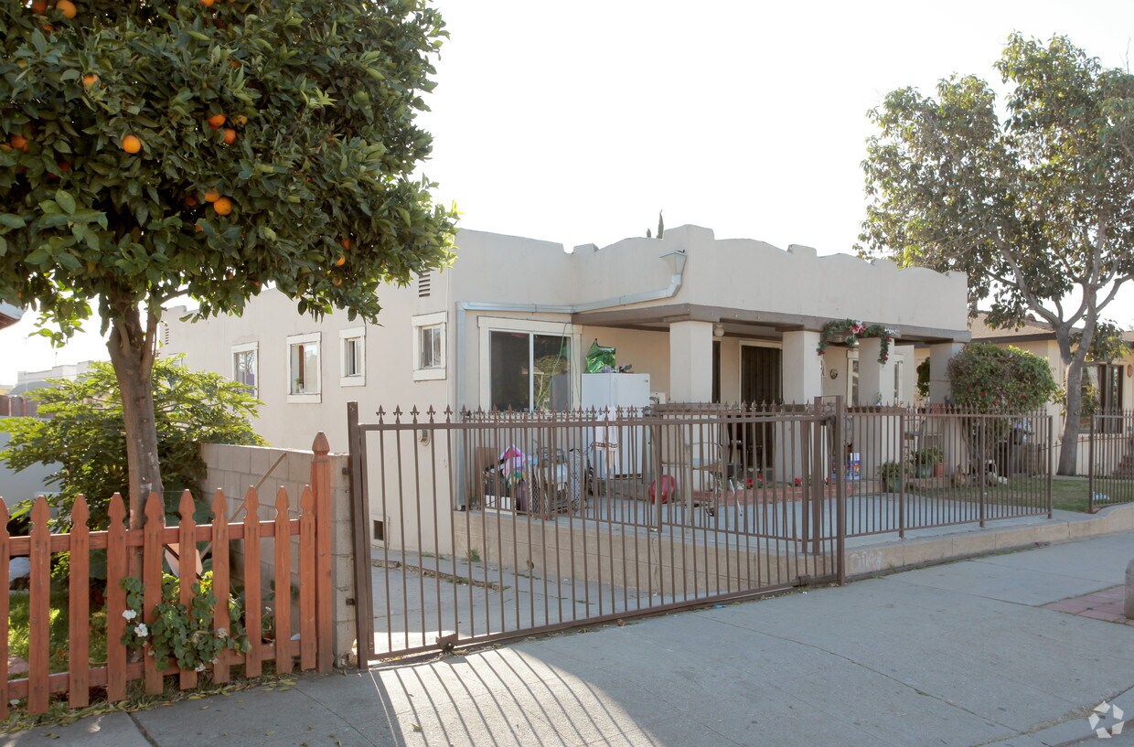 Primary Photo - 1104 S GRANDE VISTA AV