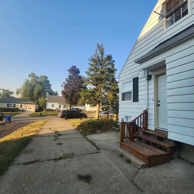 Building Photo - 523 37th St NE