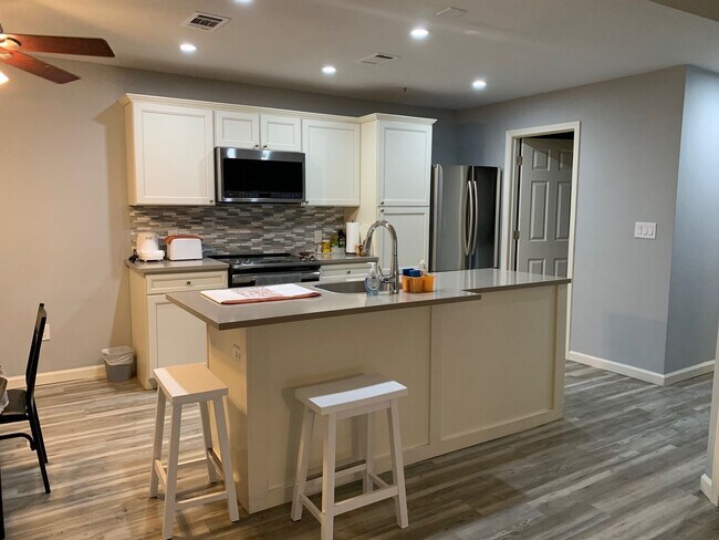 Foto del edificio - PRE-LEASE 2025/2026: Centennial Must Have!
