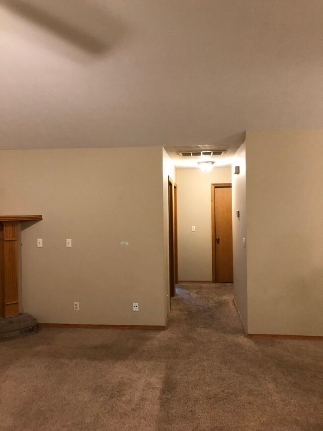 Building Photo - 2 bedroom, 2 bathroom, 2 car garage duplex