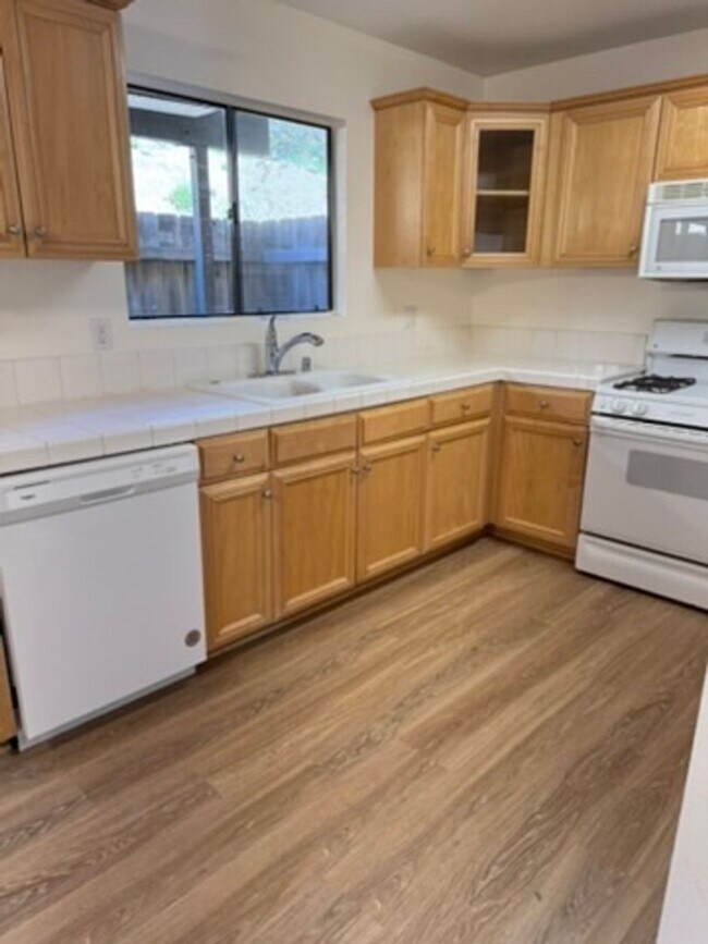 Building Photo - 3 Bedroom Townhome, Spotless Clean Condo i...