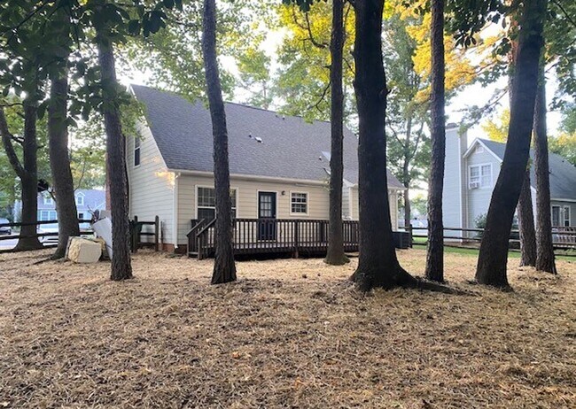 Building Photo - 3 bed, 2 bath 1 1/2 story - East Charlotte...