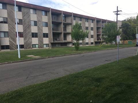 Photo du bâtiment - 9208-9106 106 Ave NW