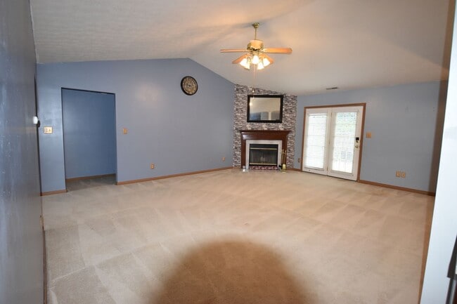 Building Photo - 3 Bedroom 2 Bath Home with Garage