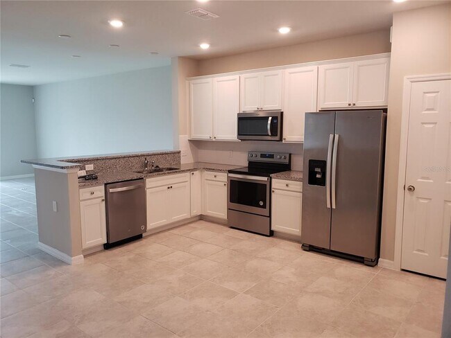 Building Photo - 3786 Plainview Dr