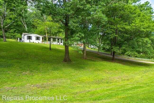 Building Photo - 3 br, 2 bath House - 703 Clematis