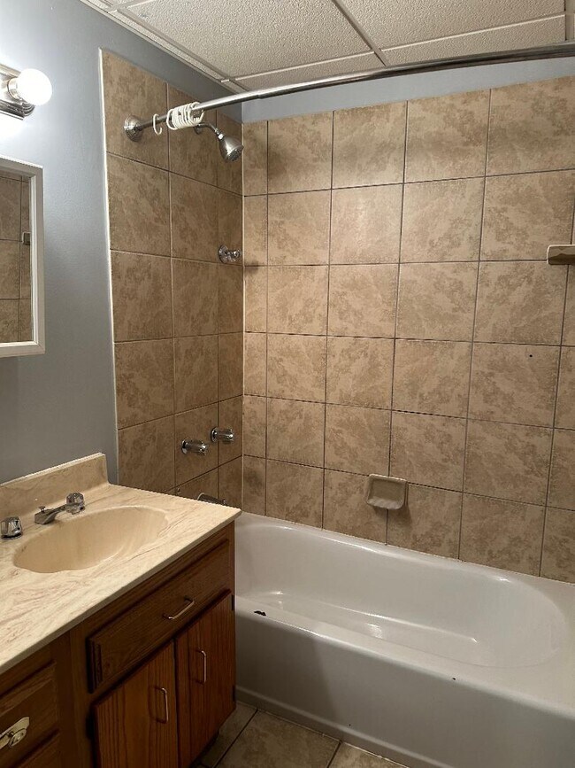 1012 Mathews Ave Unit B, Charleston, WV 25302 Room for Rent in