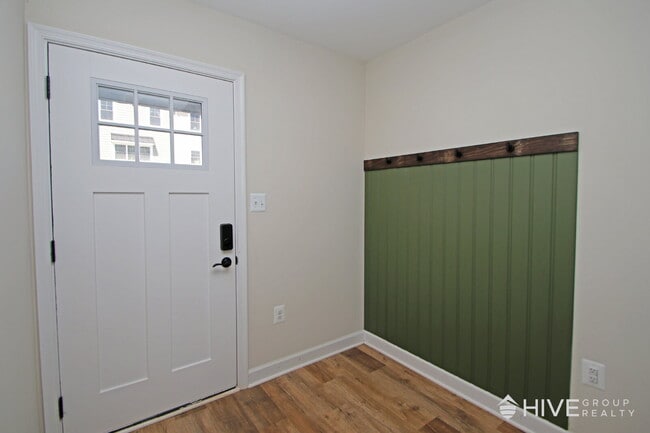 Building Photo - "Impressive 3-Bed Townhouse with Fenced in Backyard!"