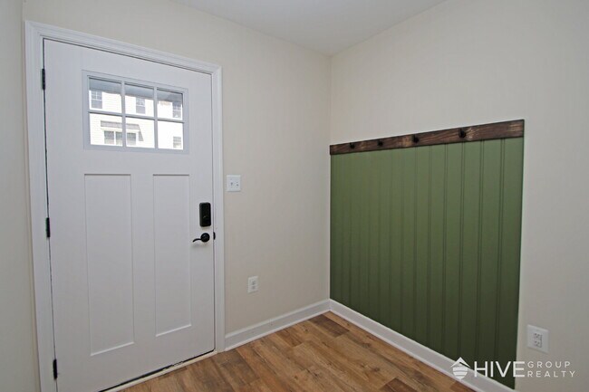 Foto del edificio - "Impressive 3-Bed Townhouse with Fenced in Backyard!"
