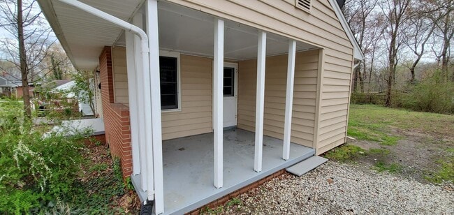 Building Photo - 2 Bedroom 1 Bathroom House!