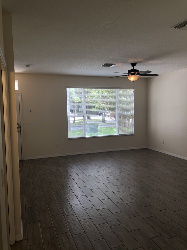 Building Photo - 2212 Golden Oak Ln