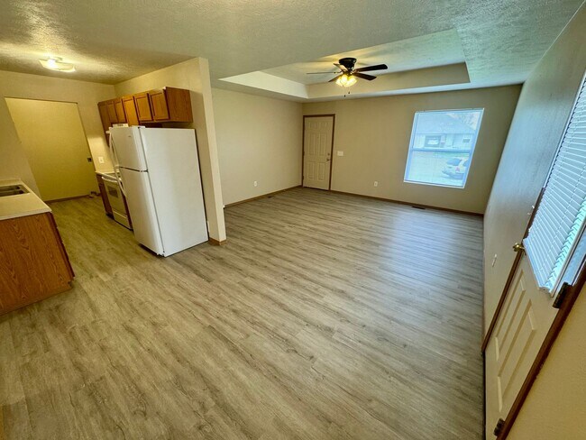 Building Photo - 2 Bedroom - 2 Bath Duplex in Clever MO