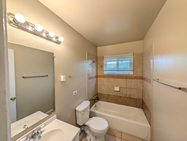 Foto del edificio - 6313 N Main St