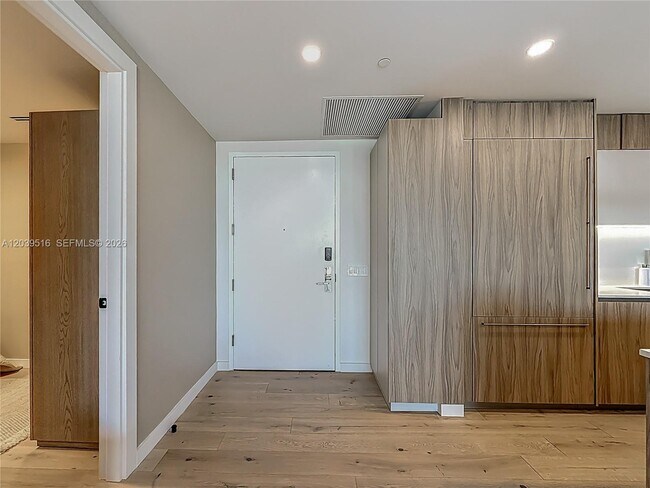 Building Photo - 350 Ocean Dr