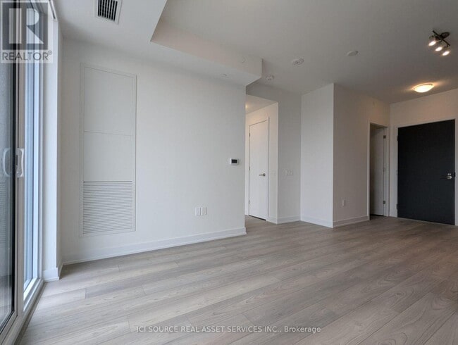 Building Photo - 5858 Yonge St
