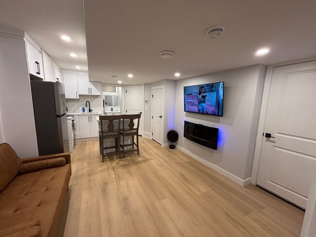 Building Photo - 131 Templeby Pl NE