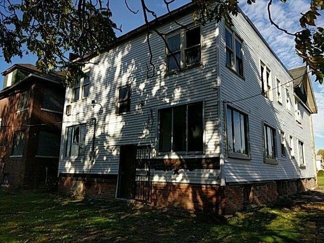 Building Photo - 2547 Elmhurst St