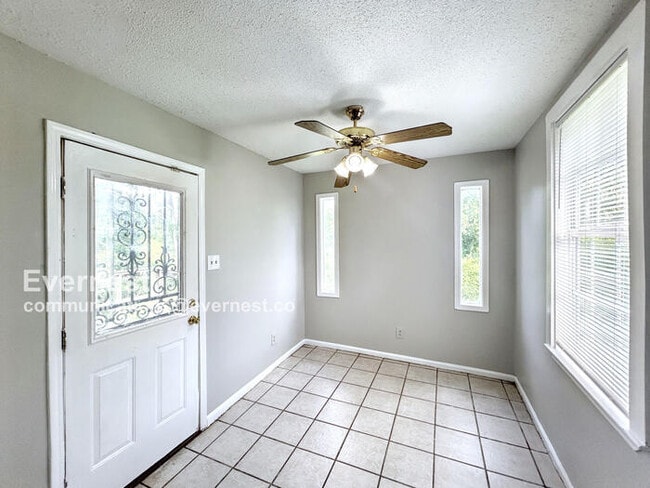 Foto del edificio - Spacious 3 Bed, 1 Bath Home with Fenced Yard and Off-Street Parking