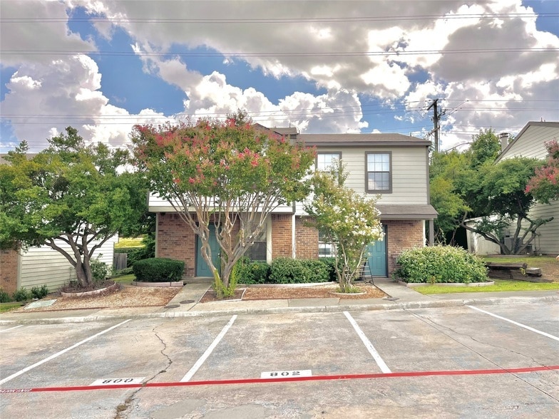 Photo - 800 W Collins Street Unit