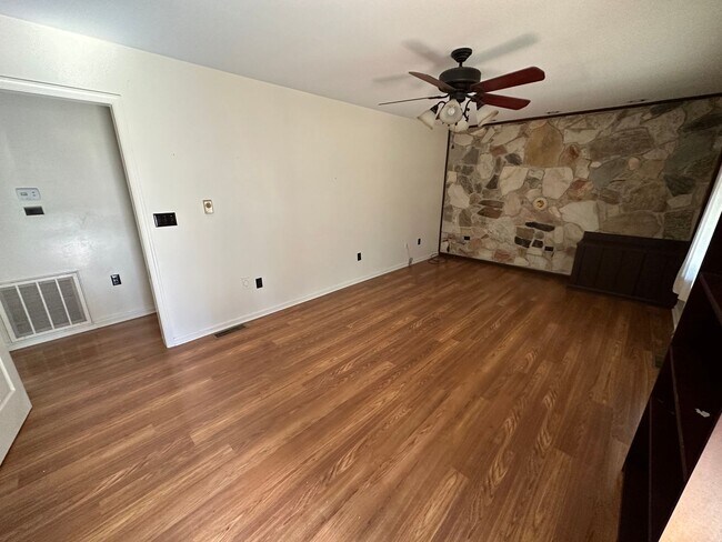 Foto del edificio - Cozy 2-Bedroom home with plenty of privacy!