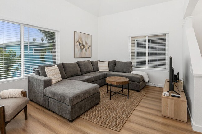 Foto del edificio - NEW Remodeled and furnished, 4 bed 3 bath available September 2026 to May 2027