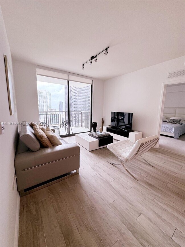 Foto del edificio - 999 SW 1st Ave