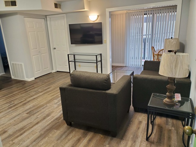 2 bedroom 1 full bath - 111 S Lincoln Ave