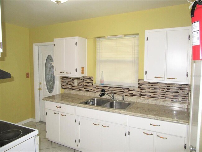 Foto del edificio - 21267 Gladis Ave