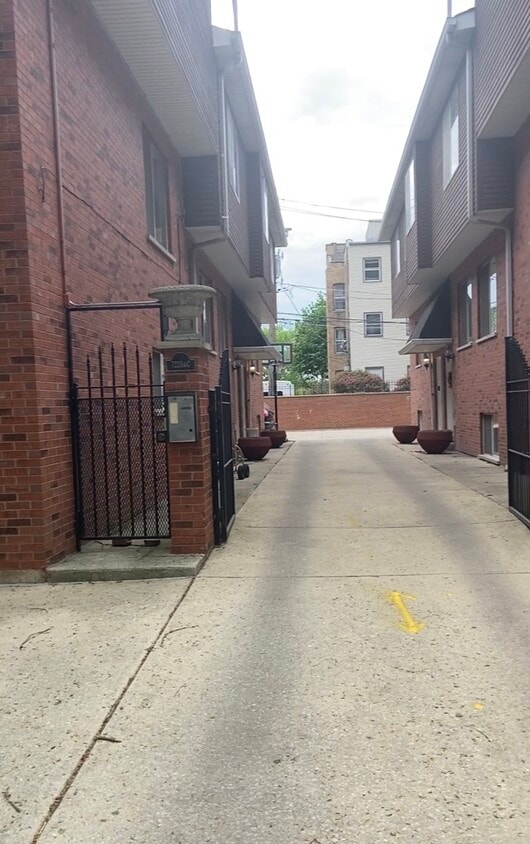 Primary Photo - 722 W Junior Terrace