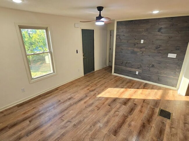 Building Photo - 1100 S Ann St