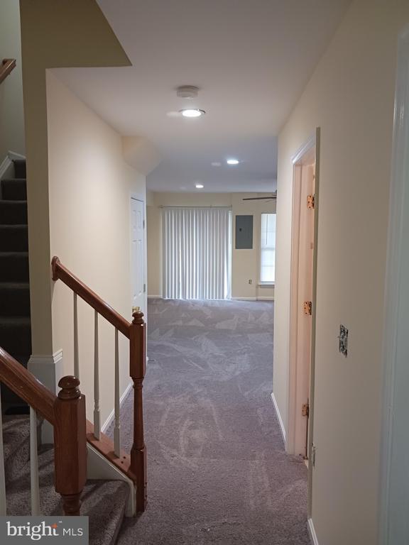 Building Photo - 205 Hillside Ct
