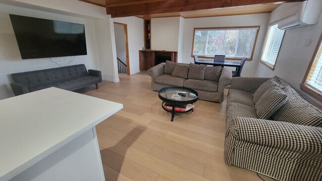 Building Photo - Move-In Ready 3-Bedroom Home with Deck and Mountain Setting