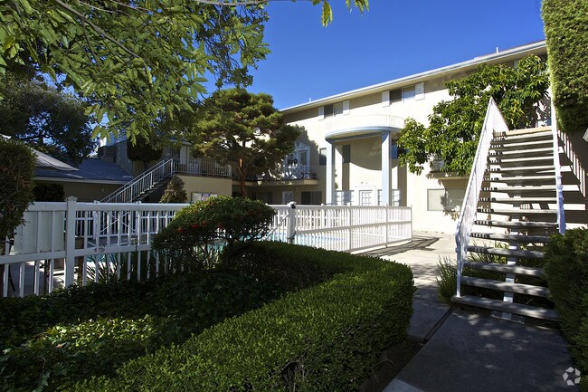 The Colonial Apartments - 811 Brown St