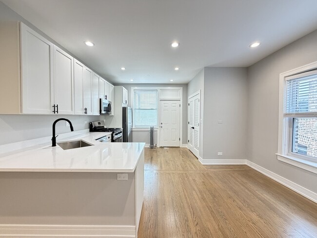 Building Photo - 5454 N Paulina St