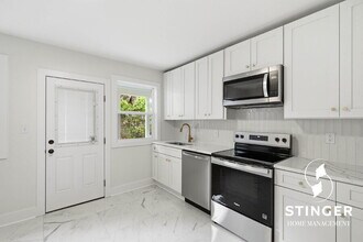 Building Photo - 928 9th St