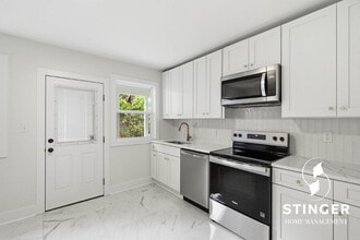 Building Photo - 928 9th St