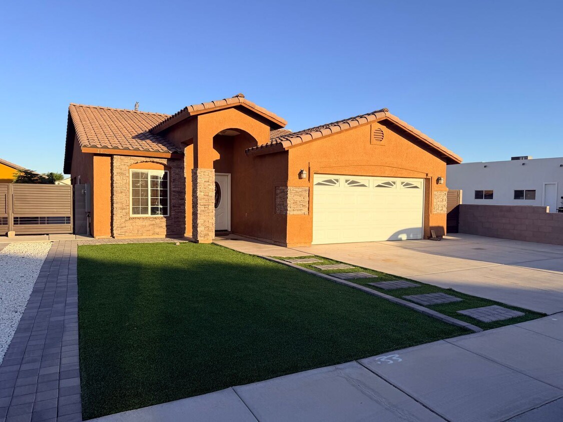 Foto del edificio - 4 Bedroom Home in San Luis AZ. with Fenced Lot and Landcaping