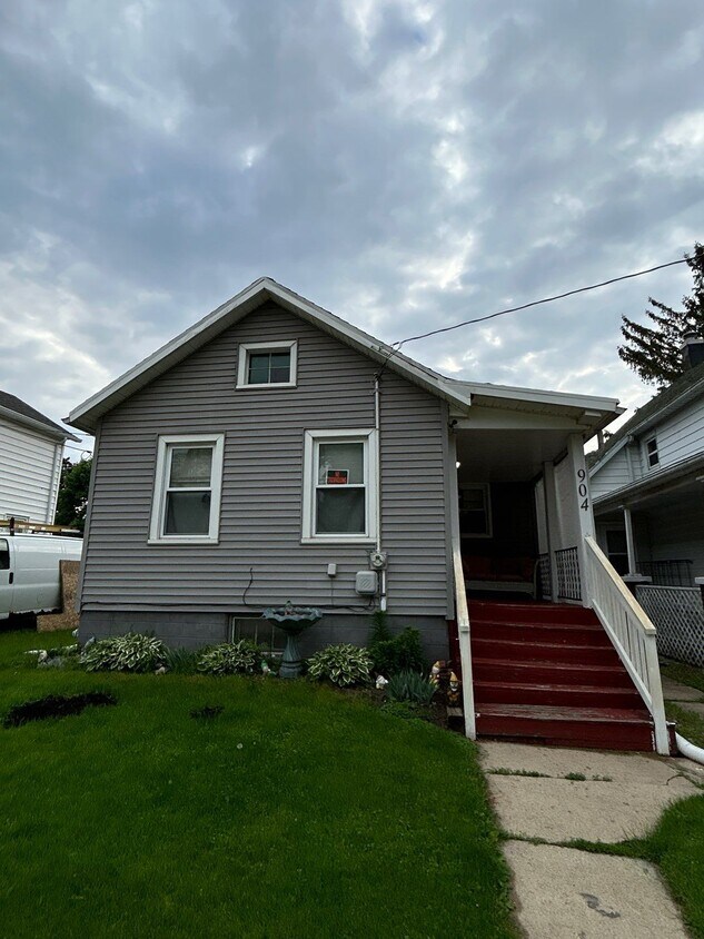 904 S Chippewa Ave, Freeport, IL 61032 House Rental in Freeport, IL