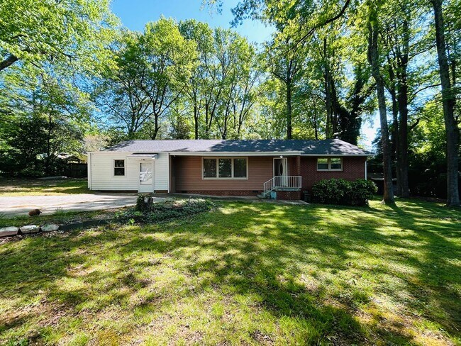 Building Photo - Fabulous 3 bedroom 2 bathroom Ranch home in Lawndale Homes area in NW Greensboro. Huge yard.