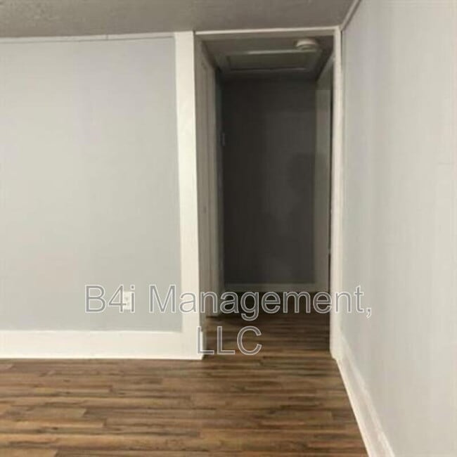 Foto del edificio - 70 W Smith Rd