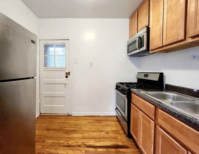 Building Photo - 3408 W Berteau Ave