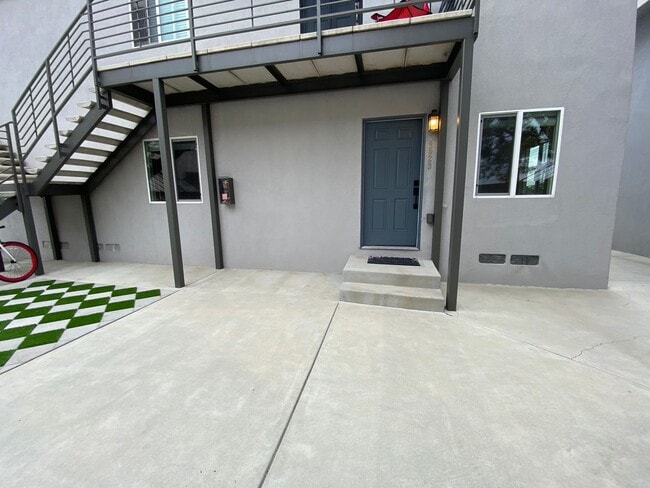 Building Photo - AC! In Unit Washer & Dryer! Reserved Onsite Parking! Downstairs Home!