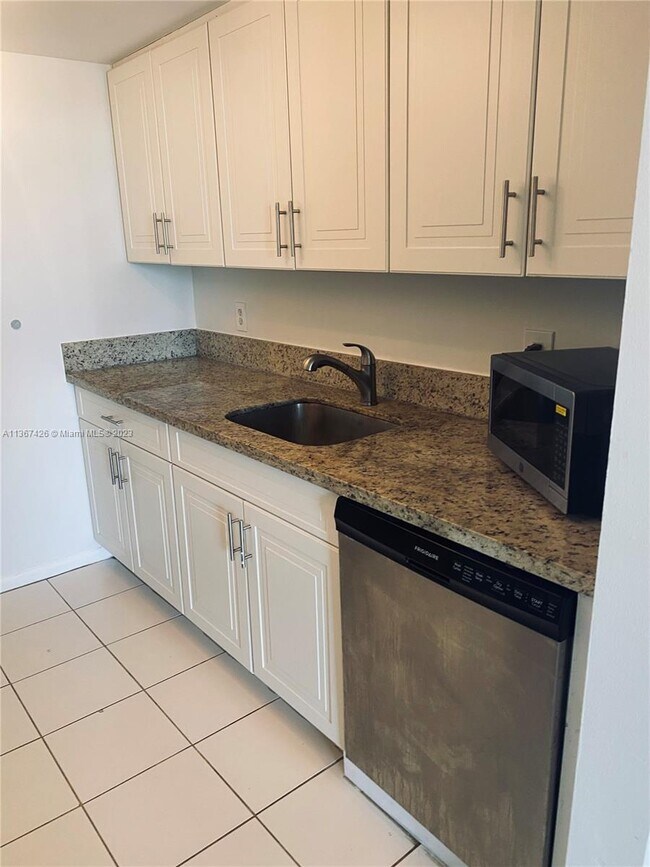 Foto del edificio - 2350 NE 135th St