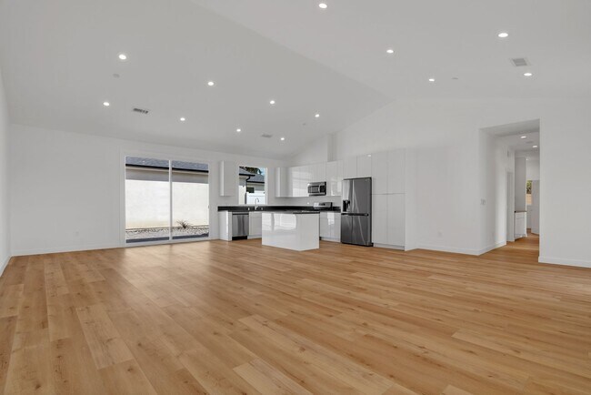 Foto del edificio - Modern 5-Bedroom 5 bath Home for Lease in ...
