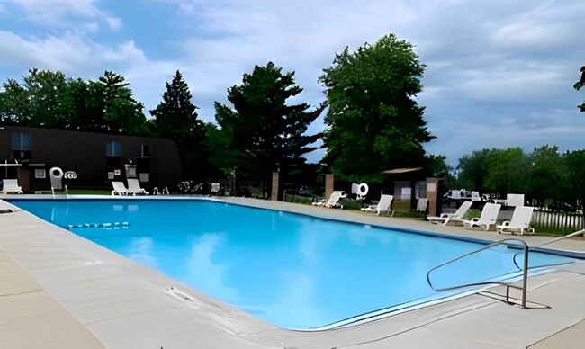 Piscina a la vuelta de la esquina: relájese y descanse en su comunidad - Spencer Creek Apartments