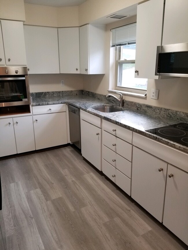 Building Photo - 1130 River Hill Dr