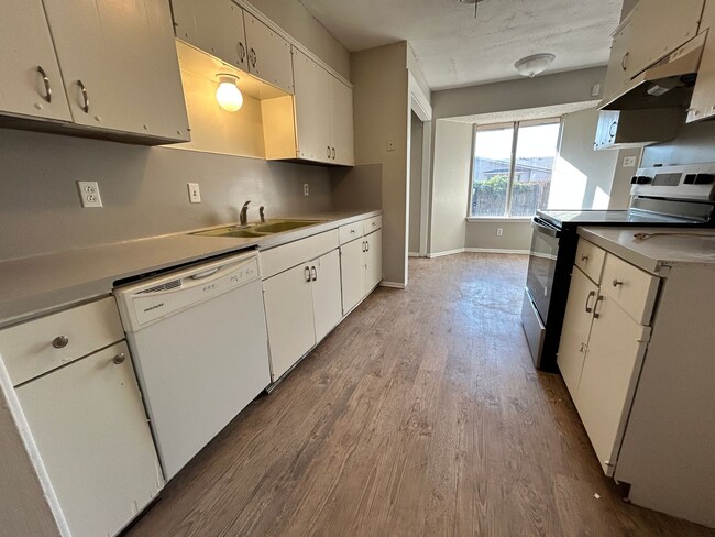 Building Photo - 3 Bed/ 2 Bath Available now!