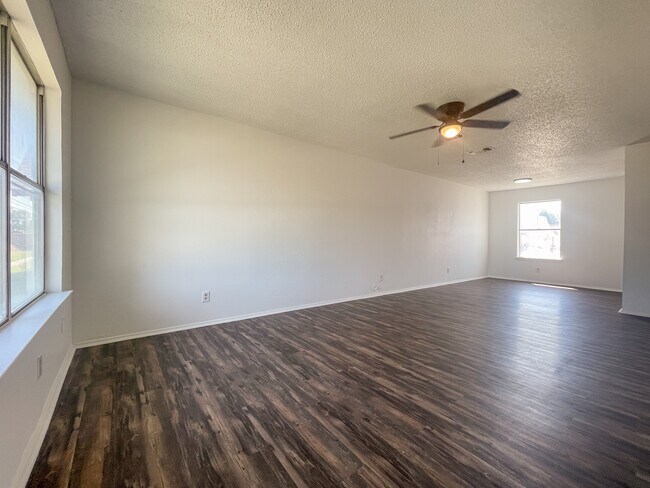 Foto del edificio - 433 W Panther Way
